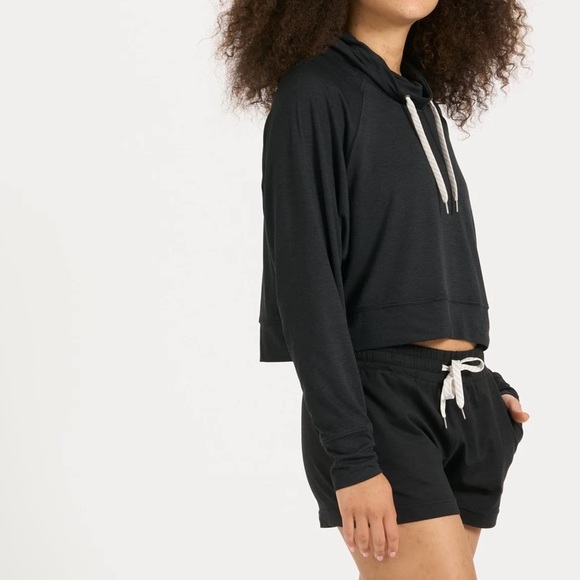 vuori Halo Crop Funnel Neck - Picture 3 of 13